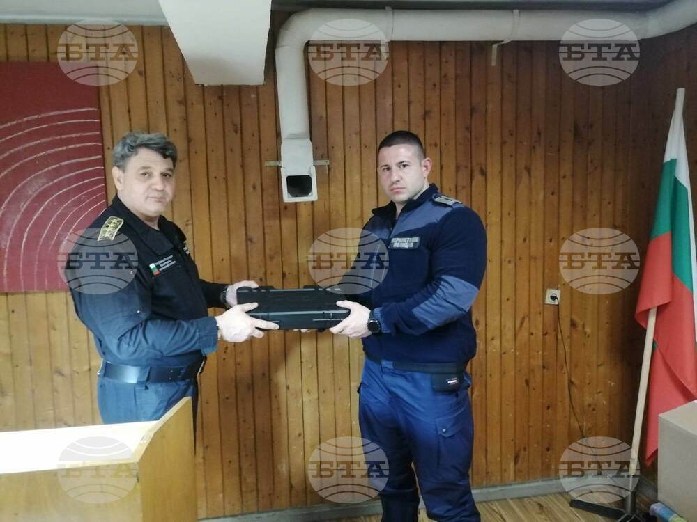 Главният секретар на МВР връчи нови пистолети и тейзери на полицаи от ОДМВР-Сливен