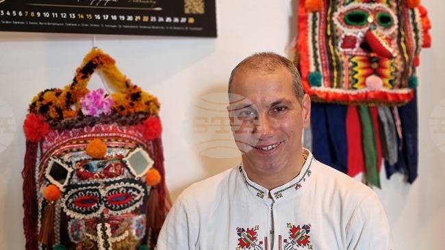 Фолклористът и народен певец Георги Костов подреди в Община Тунджа изложба с автентични кукерски маски „Лицата на традицията“