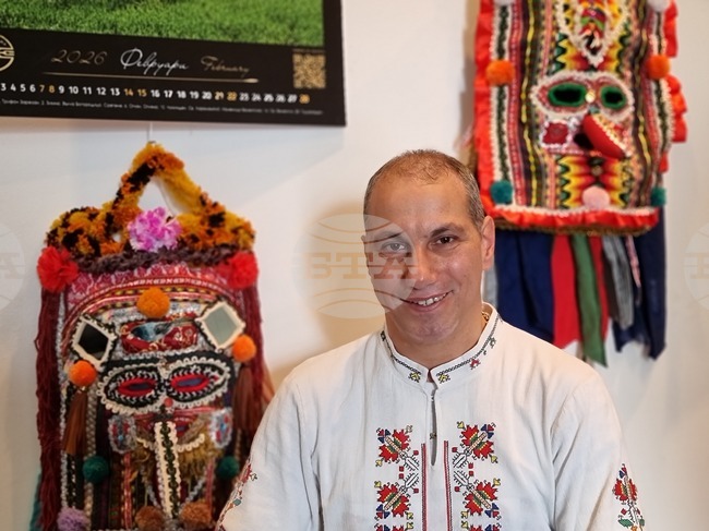 Фолклористът и народен певец Георги Костов подреди в Община Тунджа изложба с автентични кукерски маски „Лицата на традицията“