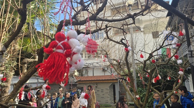 Ученици от Първо основно училище „Кочо Мавродиев“ в Петрич украсиха с мартенички къщата музей „Ванга“