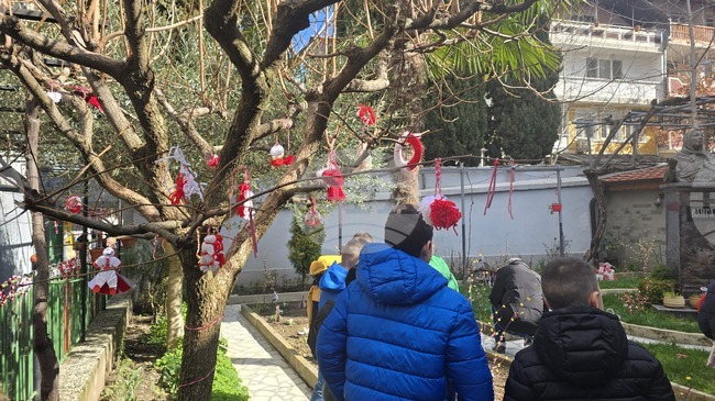 Ученици от Първо основно училище „Кочо Мавродиев“ в Петрич украсиха с мартенички къщата музей „Ванга“