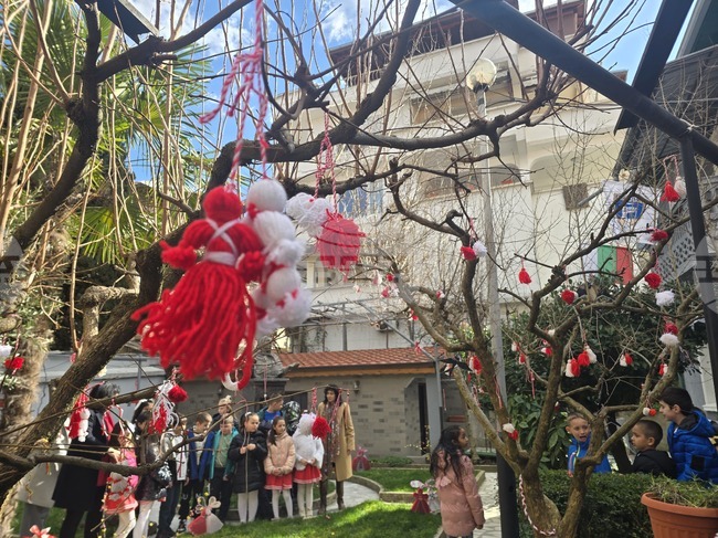 Ученици от Първо основно училище „Кочо Мавродиев“ в Петрич украсиха с мартенички къщата музей „Ванга“