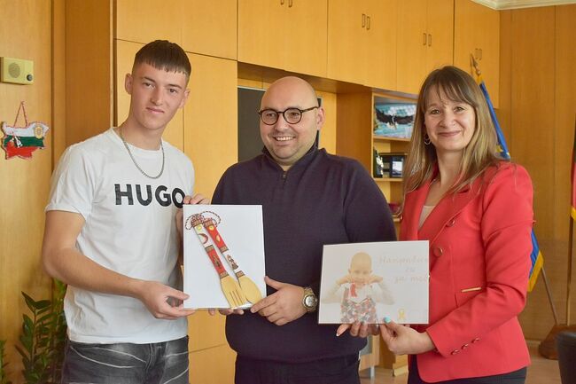 Община Разград: Кметът Добрин Добрев подкрепи инициативата „Мартеничка с кауза“, а от потребители на социална услуга получи уникална мартеница с форма на картата на България