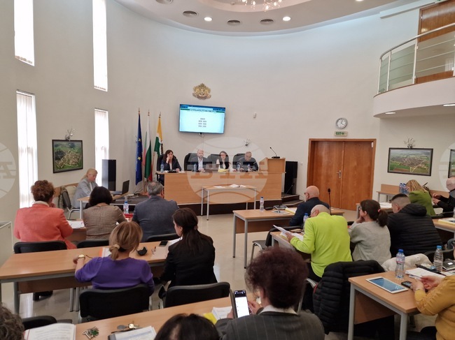 Общинският съвет в Павликени одобри заем от 90 000 евро за фотоволтаични системи и електрически автомобил със зарядна станция за социалните услуги