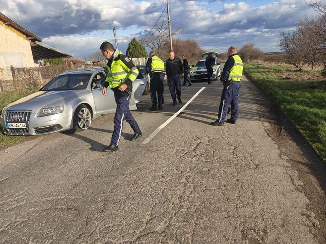 Полицията използва лента с шипове, за да спре отказал проверка шофьор в Новозагорско