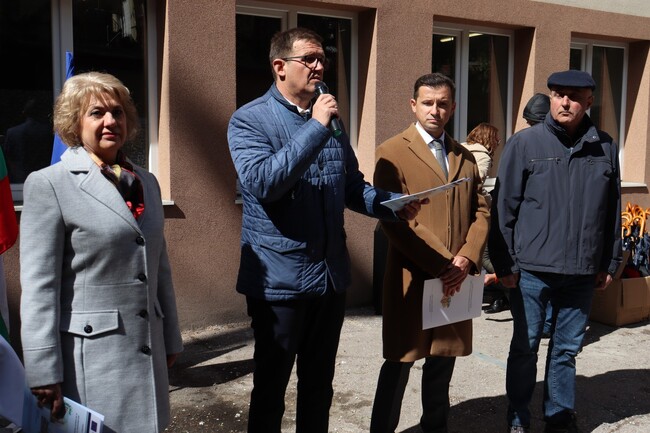 Община Хасково: Кметът на Община Хасково Станислав Дечев, временно изпълняващият длъжността областен управител Мартин Узунов и представителят на фирмата-изпълнител Михаил Александров откриха официално обновената сграда на Областна администрация