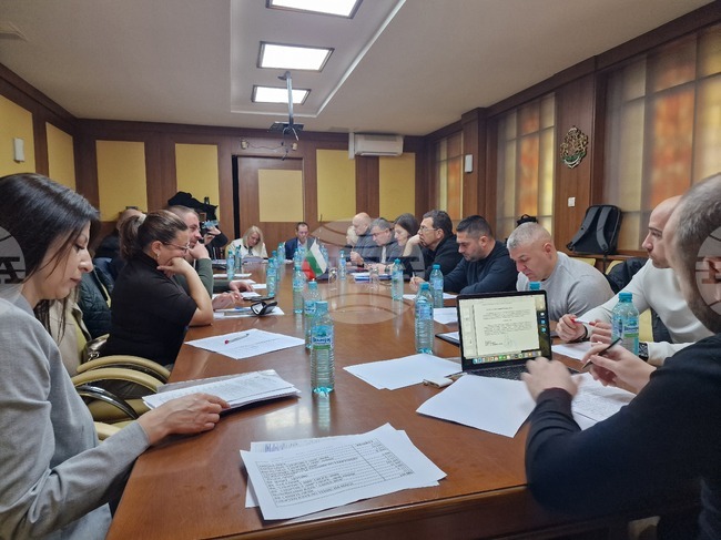 Преобразуване на средно училище „Иван Вазов“ в основно и годишният план за младежта обсъдиха общинските съветници в Своге