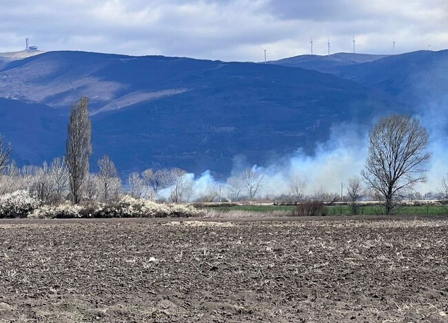 Пожар гори в землището на казанлъшкото село Дунавци, няма опасност за близките населени места