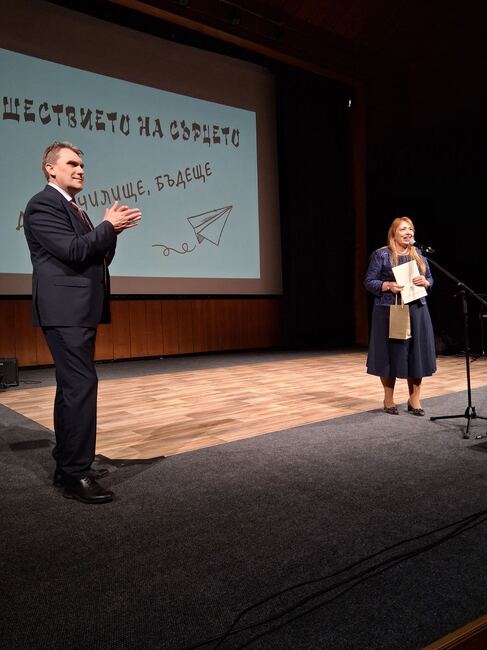  Началникът на Регионалното управление на образованието в София-град Елеонора Лилова връчи плакет на Националната природо-математическа гимназия 