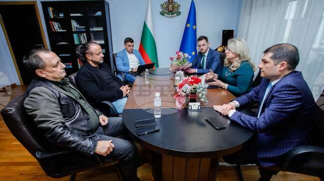 Служебният министър на туризма обсъди с бранша контрола в сектора, липсата на работна ръка и подготовката за Джиро д’Италия