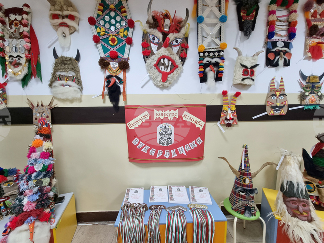 В Ямбол отличиха авторите на най-атрактивните кукерски маски от ученическия конкурс по приложно изкуство „Кукерландия“