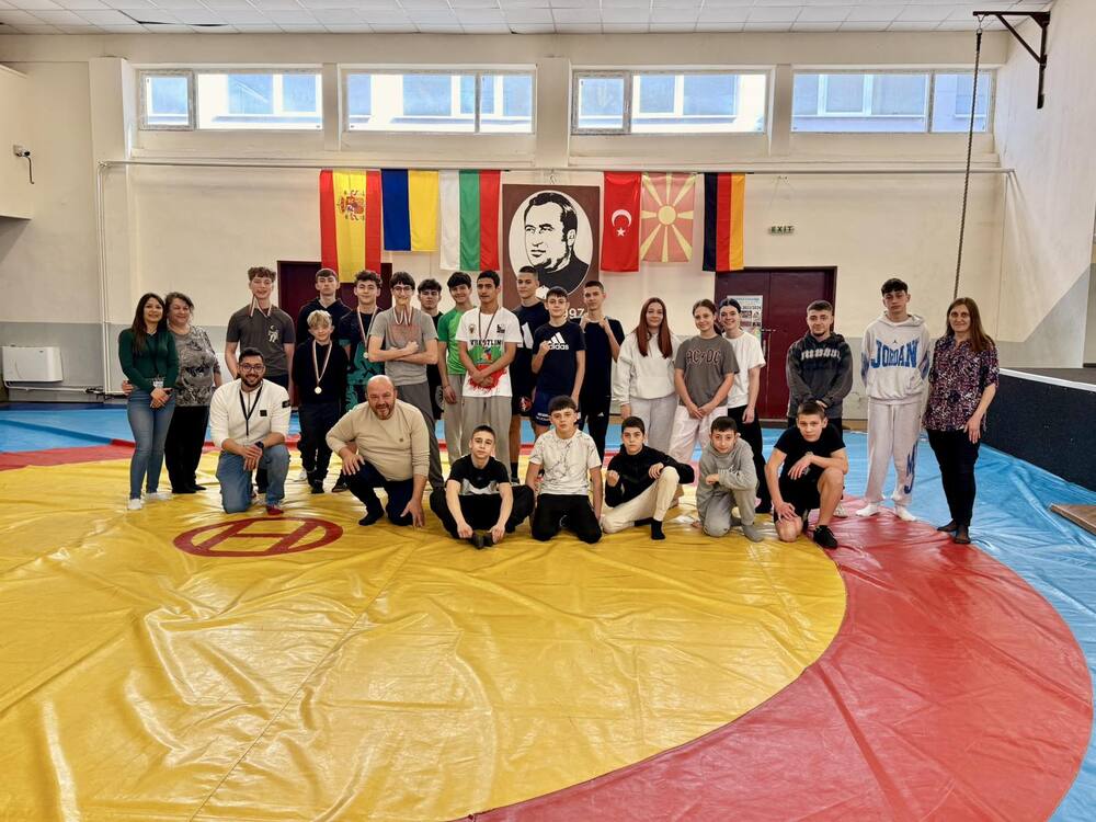 Младежки център Разград съвместно с Община Разград и Спортно училище Разград успешно реализираха инициатива на тема „Здраво тяло – здрав дух“ с участието на ученици