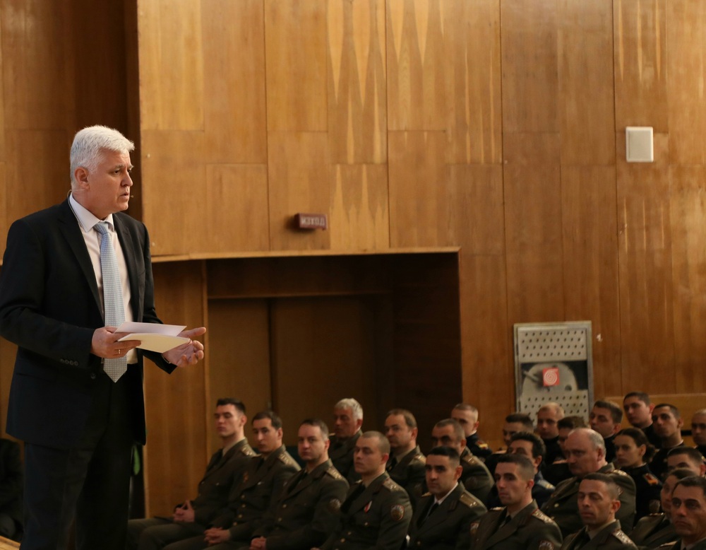 Министърът на отбраната Димитър Стоянов: Разработваме промени, които ще регламентират статута на курсантите