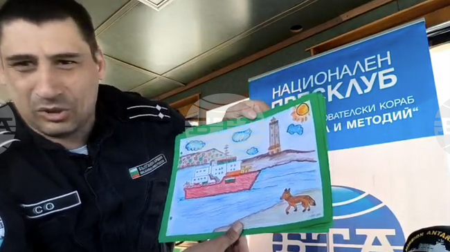 Екипажът на НИК 421 пази творби на учен и на деца от българската общност в Комодоро Ривадавия, каза кап. Радко Муевски