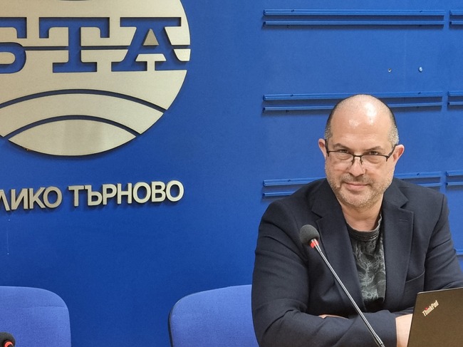 Деканът на Факултета по изобразително изкуство във Великотърновския университет проф. Светослав Косев участва в редставяне на списание ЛИК -" 130 години художествено образование" в пресклуа на БТА във  Велико Търново 