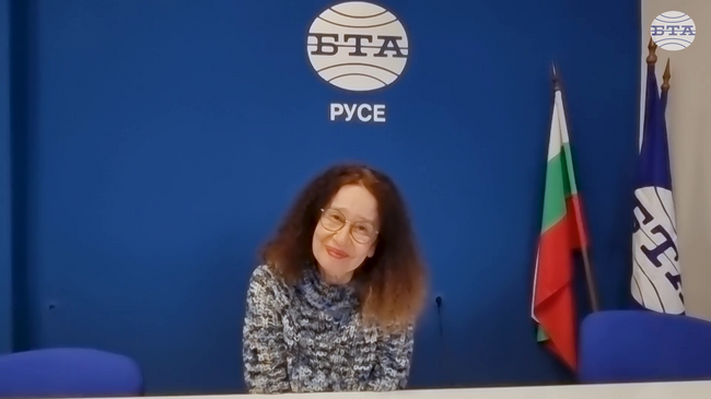 Художествената академия е магическо място, където се потапяш в шарена среда на миризми, идеи, възгледи, теории, каза Еслица Попова от Русе