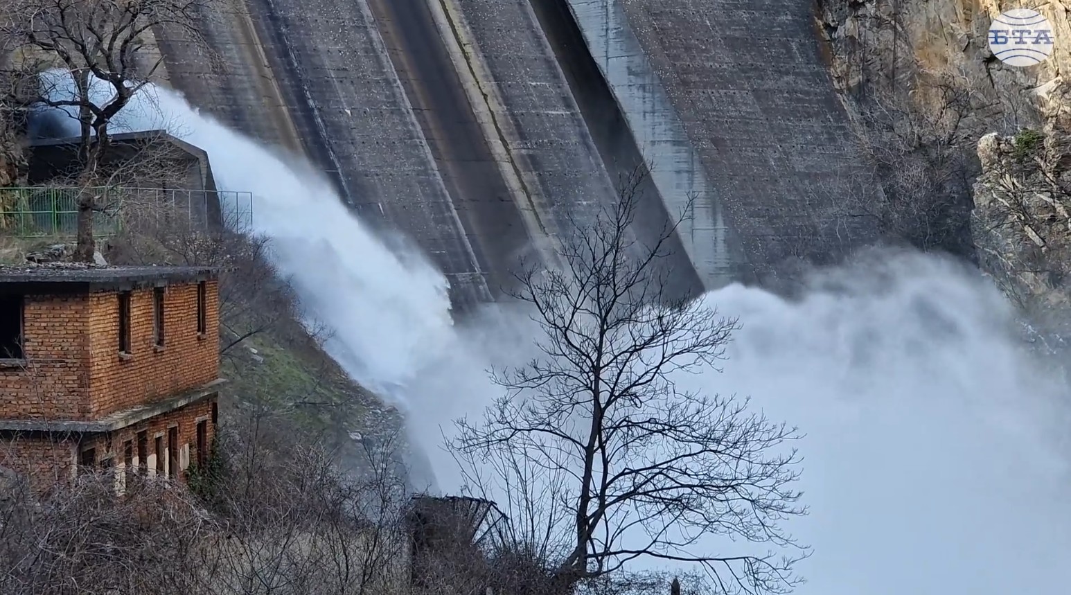 Извършва се контролирано изпускане на водни количества от язовир „Кричим“, съобщиха от НЕК