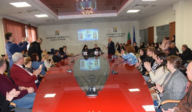 Орлин Пенков за книгата „Либийският случай: Всички дипломатически средства“: Зад всяка голяма международна криза стоят човешки съдби