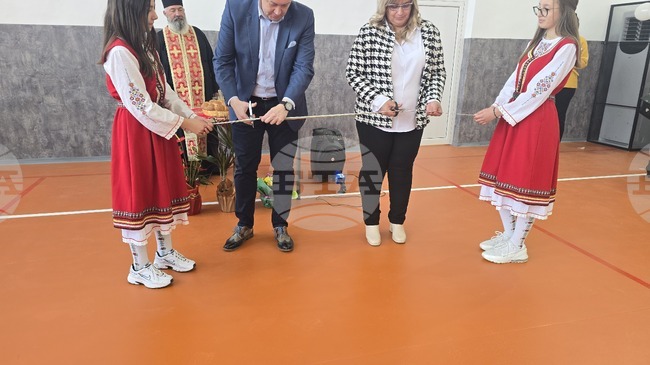 В Основно училище „Св. св. Кирил и Методий“ в село Марикостиново официално бяха открити обновен физкултурен салон и STEM център