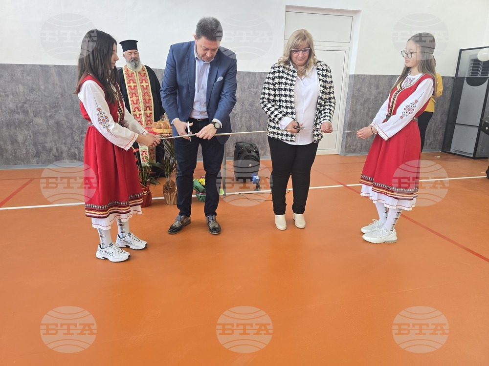 В Основно училище „Св. св. Кирил и Методий“ в село Марикостиново официално бяха открити обновен физкултурен салон и STEM център