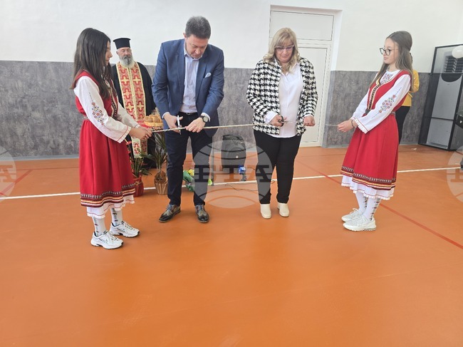 В Основно училище „Св. св. Кирил и Методий“ в село Марикостиново официално бяха открити обновен физкултурен салон и STEM център