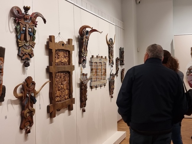 Изложбата „Традиция. Натура. Синтез“ с дърворезба, скулптура и пластика е акцент във фестивала „Кукерландия“ в Ямбол