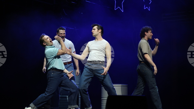 С изправена на крака публика и бис завърши първата вечер на мюзикъла „Брилянтин” в София