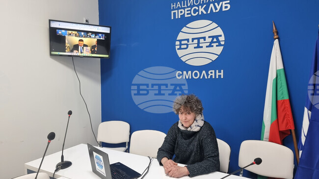 Огромно внимание трябва да се отдели на това да научиш някого на нещо, без да го смачкаш като личност, каза художникът Весела Стаменова