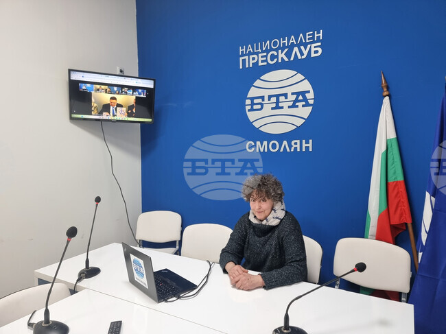 Огромно внимание трябва да се отдели на това да научиш някого на нещо, без да го смачкаш като личност, каза художникът Весела Стаменова