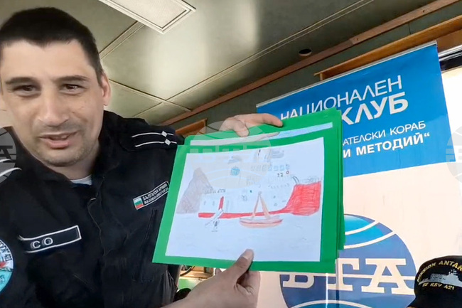 Екипажът на НИК 421 пази творби на учен и на деца от българската общност в Комодоро Ривадавия, каза кап. Радко Муевски