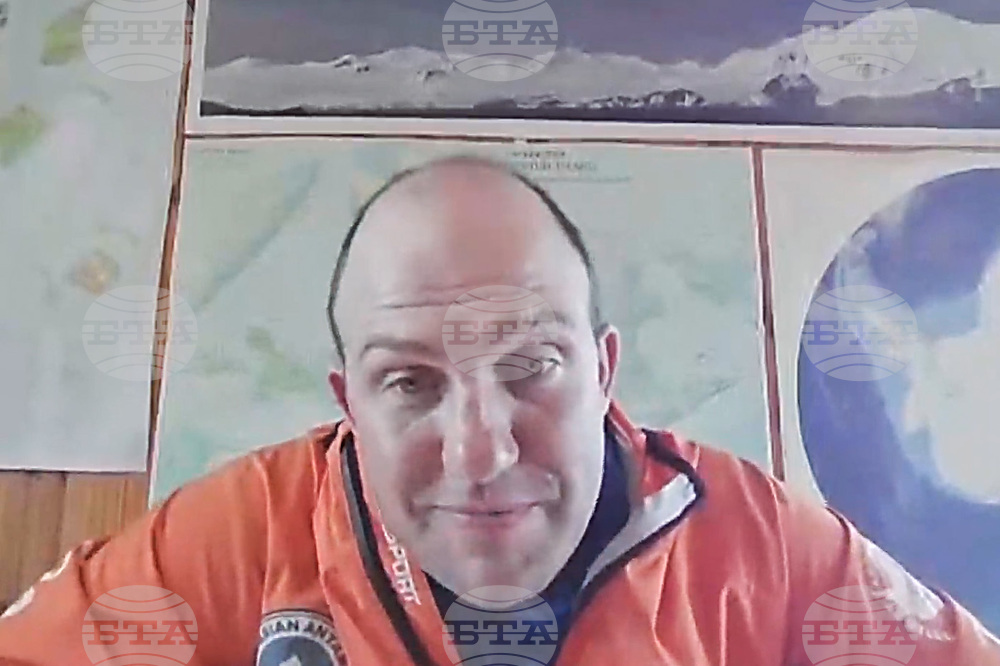 Творци в различни области винаги присъстват на българската антарктическа база, каза командирът й Камен Недков