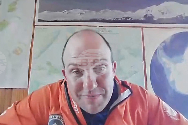 Творци в различни области винаги присъстват на българската антарктическа база, каза командирът й Камен Недков