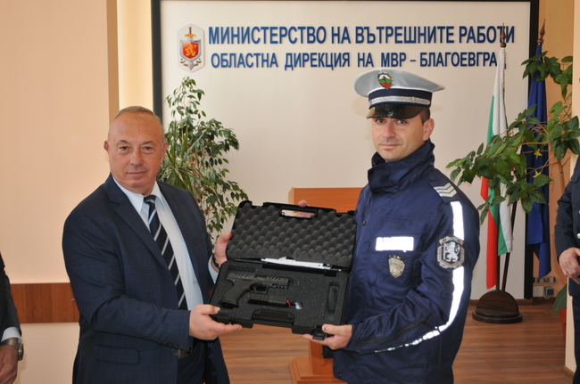 Заместник-министърът на вътрешните работи Емил Ганчев връчи „Почетен знак на МВР“ на Тодор Кимов, който участва в евакуирането на хора от горяща сграда