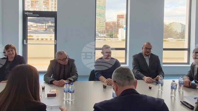 Четирима от петимата кандидати за управител на първата детската болница в Бургас продължават в конкурса 