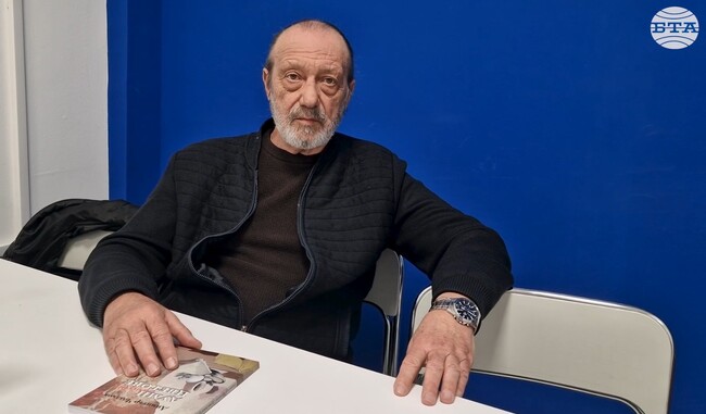 Приоритет за проф. Димитър Чолаков е да учи студентите по „Визуални изкуства“ в Шумен да възприемат света и като настроения