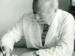 Проф. д-р Иван Митев открива шестия сърдечен тон, обявен за българското научно откритие на 20-и век. Снимката е предоставена на БТА от акад. проф. д-р Ваньо Митев