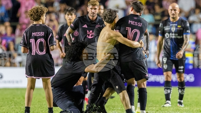 Лионел Меси бе атакуван от фен на терена по време на демонстративен мач в Пуерто Рико