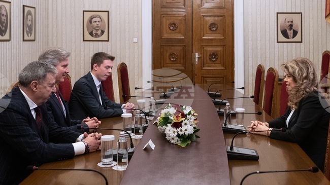 Георги Аврамчев и президентът на Европейската централа по плувни спортове Антонио Жозе Силва проведоха среща с президента на България Илияна Йотова