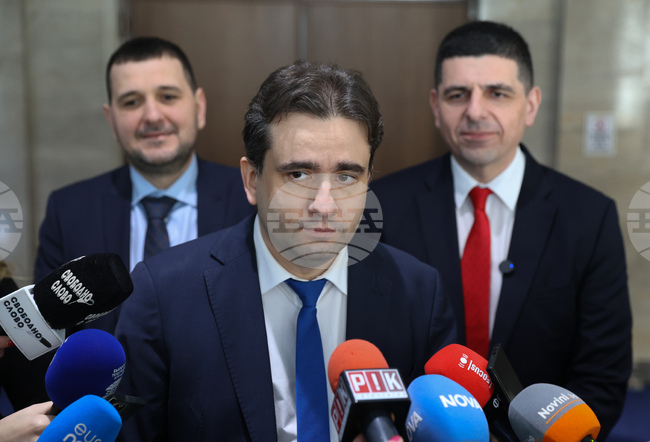 Настояваме за оставката на шефката на ВиК холдинга, заяви Божидар Божанов - съпредседател на „Да, България“