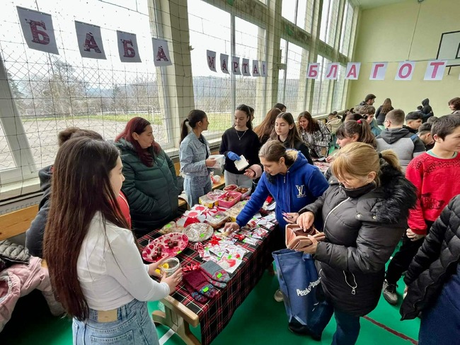 Ученици от омуртагското село Камбурово събраха 880 евро в кампанията „Мартеничка с кауза“