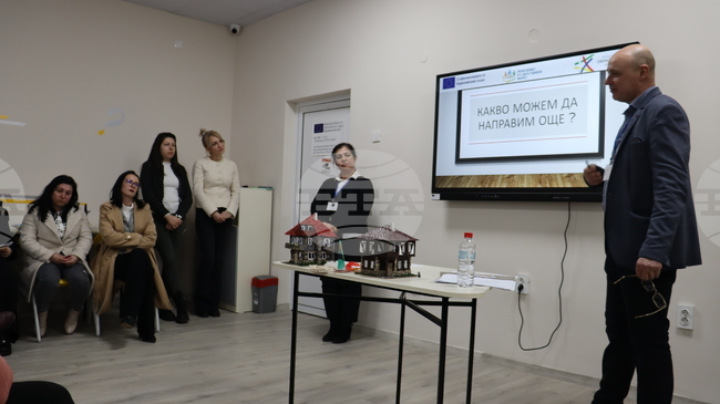 Съвместните усилия на учители, родители и институции за превенция на отсъствията от училище бе тема на среща по проект „Пълен обхват“ в Търговищко