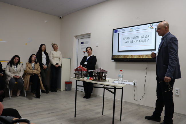 Съвместните усилия на учители, родители и институции за превенция на отсъствията от училище бе тема на среща по проект „Пълен обхват“ в Търговищко