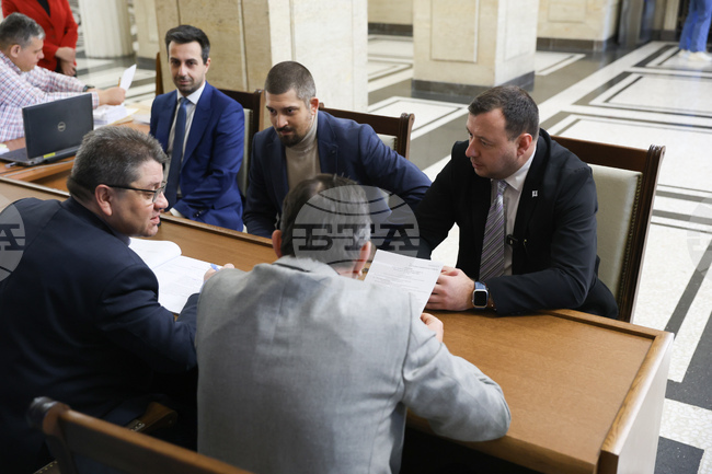 „Възраждане“ тръгва на изборите със заявка да ги спечели, каза Петър Петров при регистрацията за участие в изборите