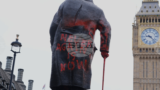 Статуята на Чърчил в Лондон беше изрисувана с надписи "Свобода за Палестина" и "Спрете геноцида"