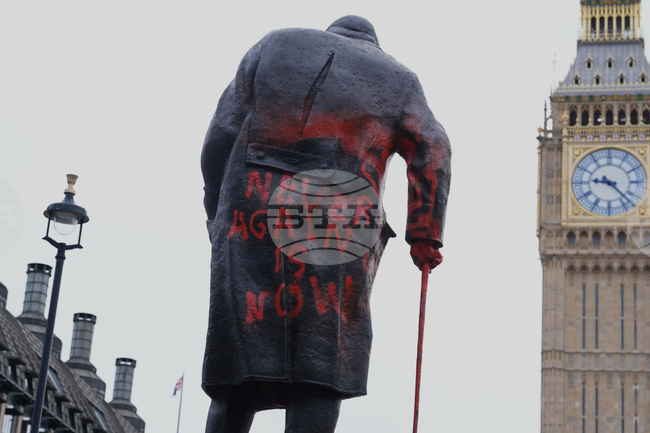 Статуята на Чърчил в Лондон беше изрисувана с надписи "Свобода за Палестина" и "Спрете геноцида"