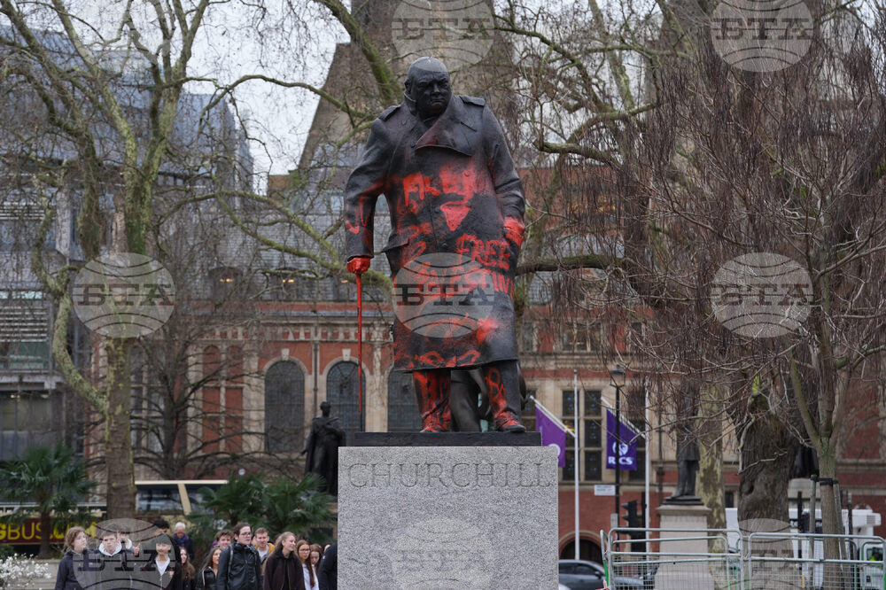 Мъж беше арестуван във връзка с изрисуването с графити на статуя на Чърчил в Лондон