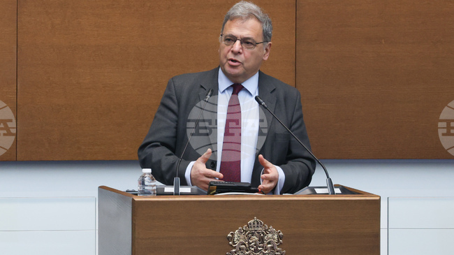 Ситуацията с отпадъците в България е извън контрол, каза служебният министър на околната среда и водите Юлиян Попов 