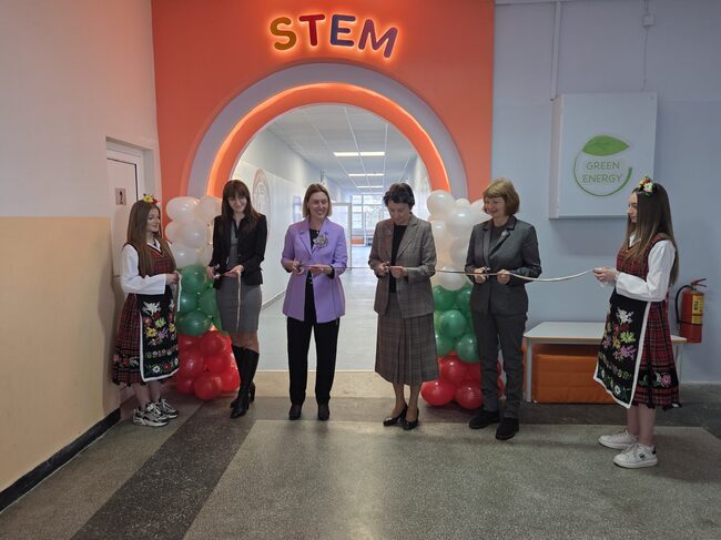 Ученици изследваха енергийния код на живота в новия STEM център на 153. Спортно училище „Неофит Рилски“ 