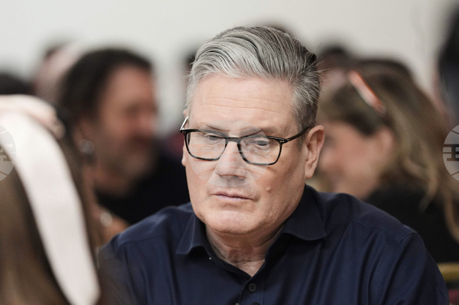 Британският премиер обеща да „продължи да се бори“ въпреки унизителното изборно поражение, което му нанесоха Зелените