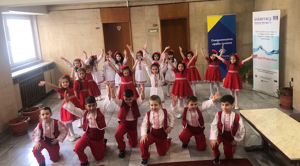 Деца от ДГ „Слънце“ изпълниха сградата на Областна администрация Смолян с празнично настроение за Баба Марта